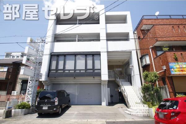 4階建てのマンション。