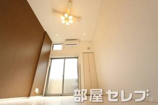 アクセントクロスが特徴的なお部屋ですね。
