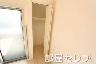使いやすいサイズの収納です。