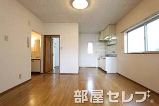 デイニングはテーブルを置いても余裕がありそうです。