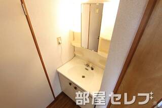 ゆとりのある洗面台には棚もついてます。