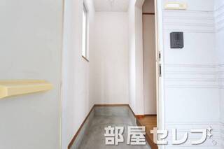 明るそうな雰囲気の玄関です。
