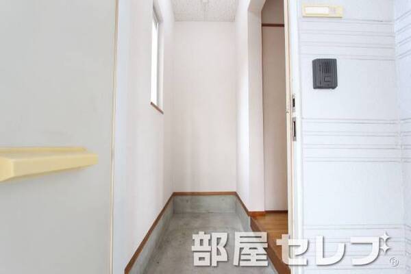 明るそうな雰囲気の玄関です。