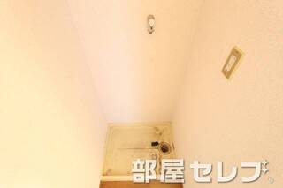 掃除前の室内洗濯機置場。