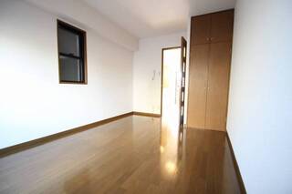 小窓で換気のしやすいお部屋です。