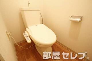温水洗浄便座。他号室の写真です。