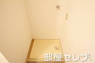 洗濯機置き場はこちらへ。他号室の写真です。