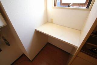 アクセントにちょっと便利な棚が付いています。
