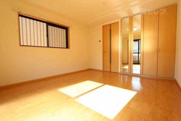 室内はアイボリーの落ち着いた色調です