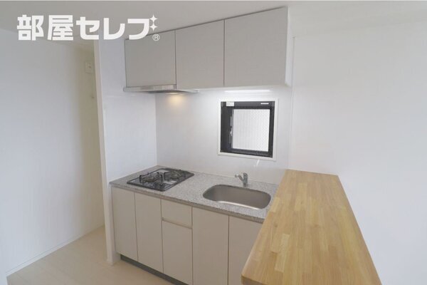 アクセントの効いた壁紙がオシャレなお部屋です。