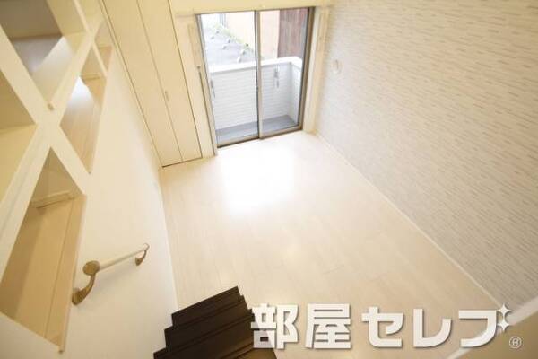 ロフトから見た居室。