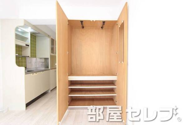ゆったりサイズの収納で、部屋を広くく変えます。