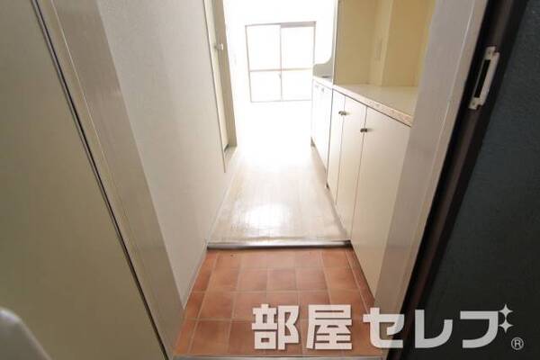 下駄箱にも使える収納スペースです。