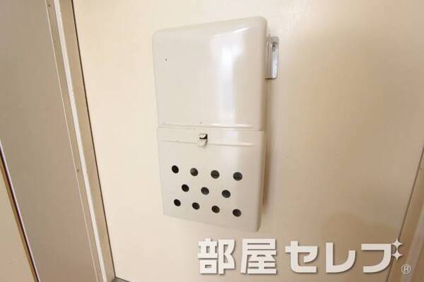 ドアポスト付きで、郵便も楽です。