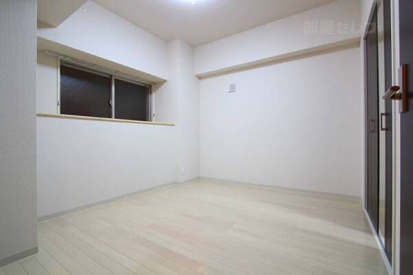 窓際にカウンターの付いているお部屋です。（イメージ写真）