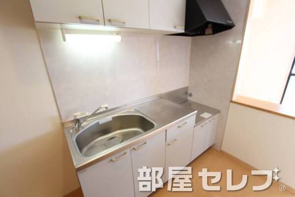 段落ちキッチン。他号室の写真です。