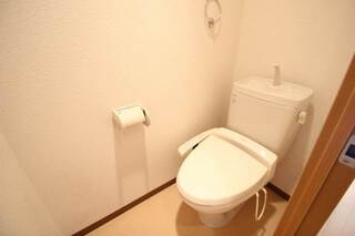 温水洗浄便座付きトイレです