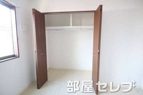 各部屋に収納あります。