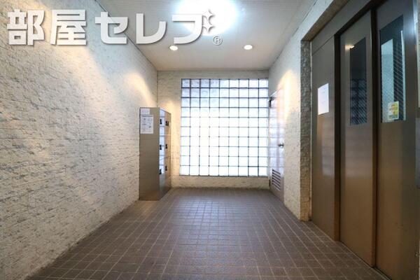 屋根付き駐輪場。
