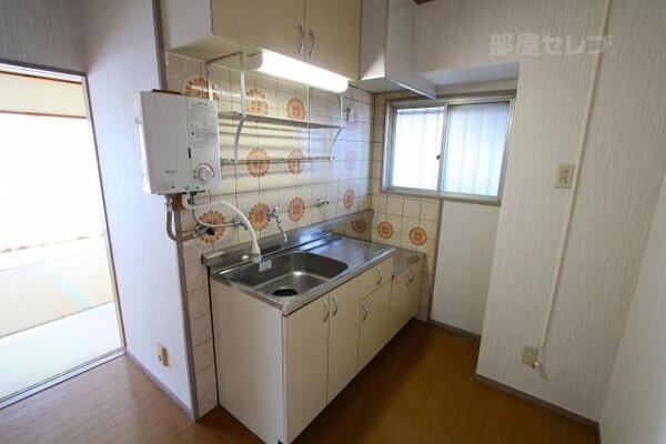 お好みのコンロを置くことが出来るキッチンです。