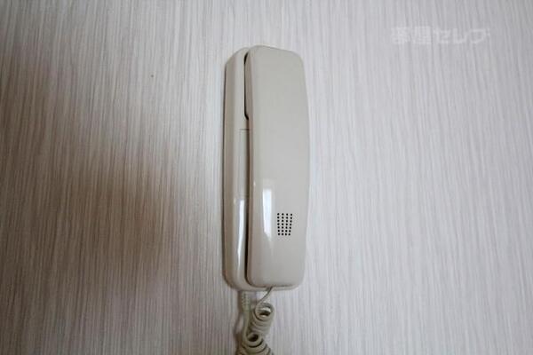 インターホンで来客時に確認ができます。
