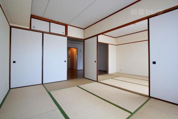 南側は2重冊子のある和室6畳の2部屋です。