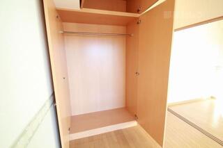 上部に収納が付いてますよ。