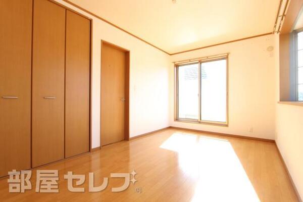 収納もあり、日当たりも良いお部屋です。