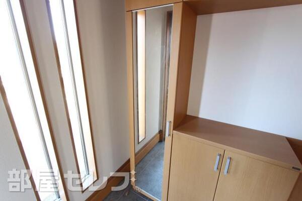 全身鏡が玄関にあるので便利ですね。