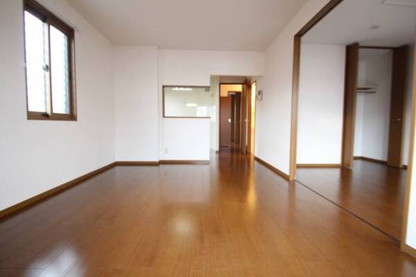 リビングは約12帖　角部屋で2面採光です
