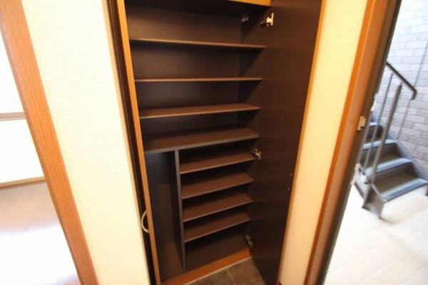 大容量シューズボックス　天井まであります