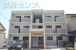 タイル張りでオシャレな外観です。