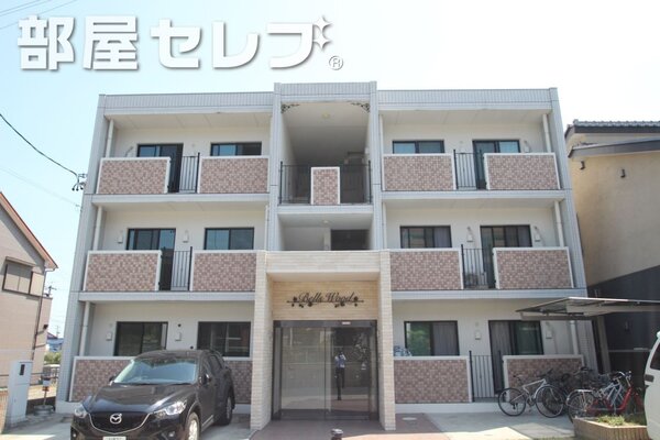 タイル張りでオシャレな外観です。