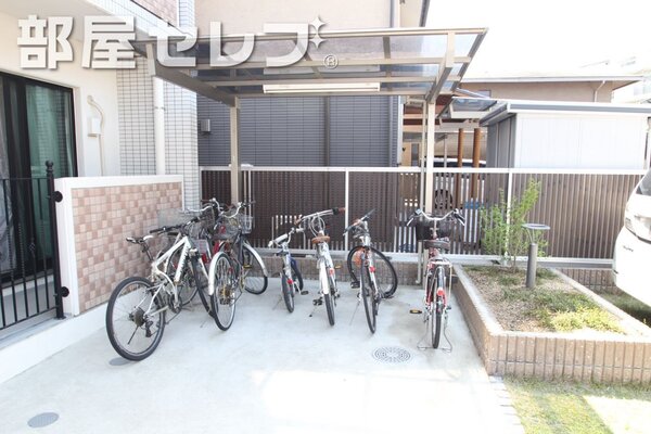 屋根付き駐輪場です。