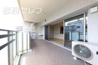 とても広いベランダがあります。