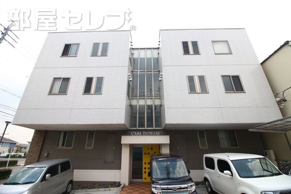 玄関にも窓がついています。