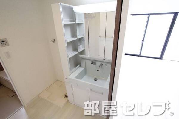 大きな鏡の洗髪洗面化粧台。