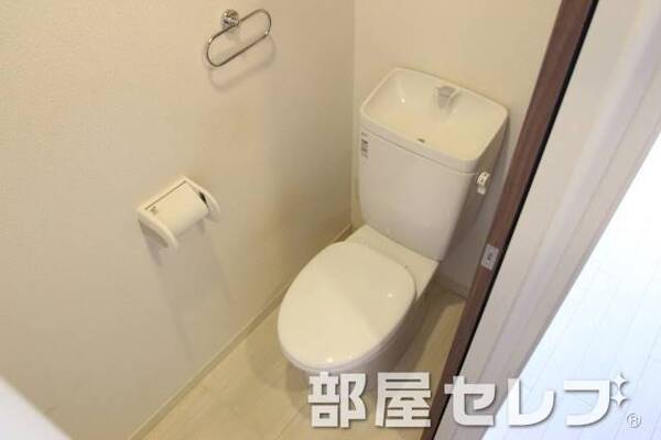 清潔感ある白ベースのトイレです。