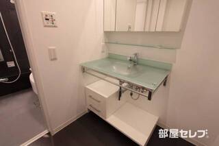 洗面台にも収納があります