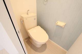 ウォシュレットつきの個室トイレです