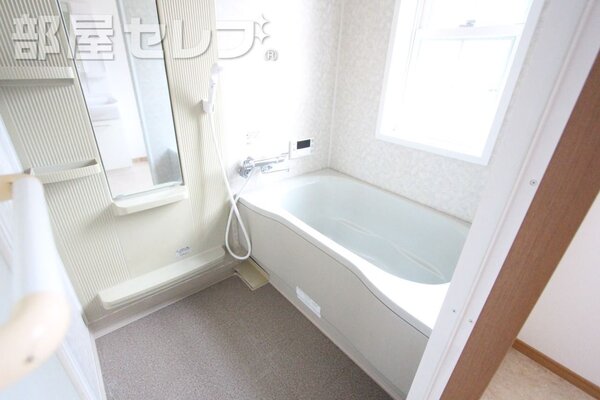 お風呂は追い炊き付きです。