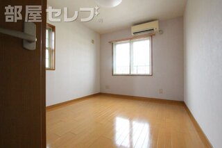 お部屋に照明付いてます。