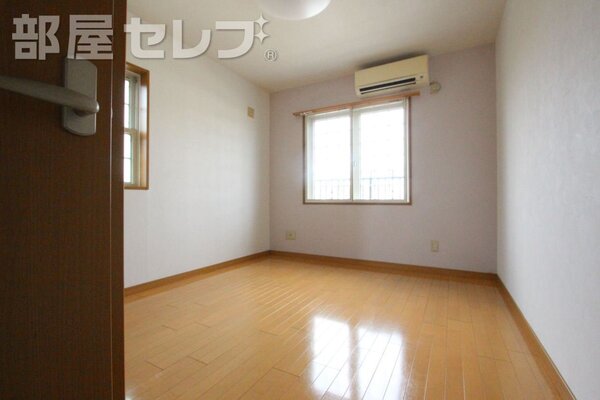 お部屋に照明付いてます。