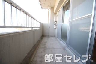 バルコニーは幅が広くて洗濯しやすい。
