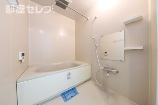 大きな浴槽。温度調整もお手軽。