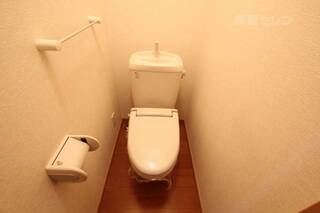 清潔感のある白色のトイレです