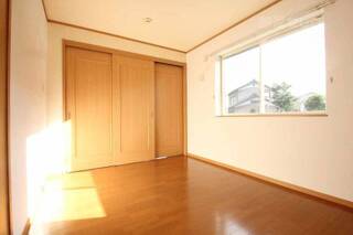 フローリングで温かな日差しの差し込むお部屋です