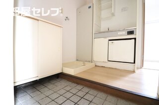 オール電化です。玄関入って温水器あります。