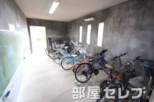 屋内駐輪場。