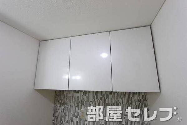 脱衣場にも収納あります。